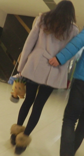 美腿娇气小女友上电梯