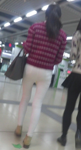 白裤翘臀少女有几分姿色