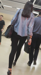 黑色紧身裤高跟美女