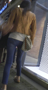 极品紧身牛仔裤美臀少女，臀型很不错