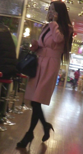 细腿粉色大衣少妇