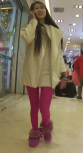 极品纤细粉红色丝袜美腿，赚足了回头率