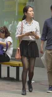 黑丝美腿少女袜根都露出来了