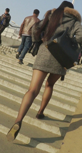 长发薄黑丝长腿美女上楼梯