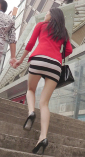 包臀高跟少妇上台阶