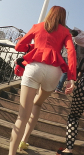 白色热裤肉丝美腿妞上台阶诱惑无限！