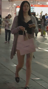 广场上的两个热裤美女