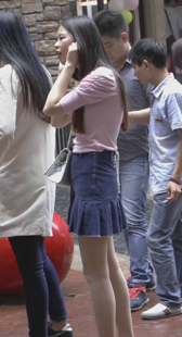 逛街的短裙少女们