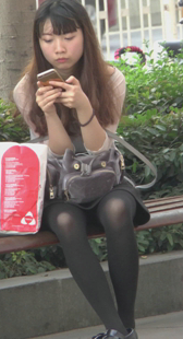 黑丝学生妹专心玩手机