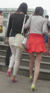 极品短裙美腿少女几个闺蜜身材也很棒
