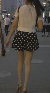 肉丝短裙学生妹