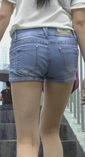 热裤少妇上台阶