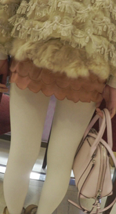 清纯少妇奶白色丝袜让人按捺不住