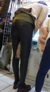 超极品紧身皮裤大长腿美女