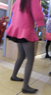 灰丝美腿少女逛商场