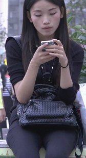 专心玩手机的少女