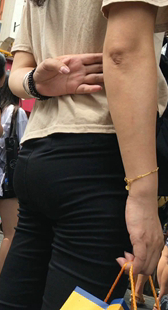 翘臀黑裤少妇排队