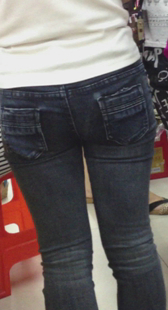 超市大屁股紧身黑牛