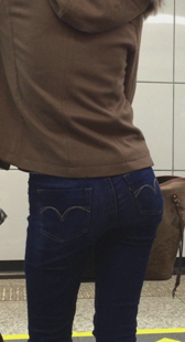 看这小少妇身材变形成这样