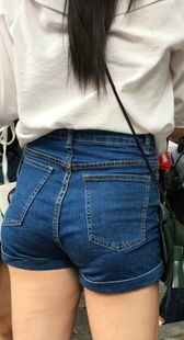 街拍丰满热裤妹妹
