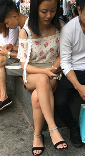 牛仔短裙从侧面看都这么翘