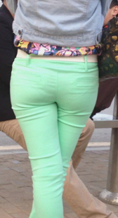 公交站少妇大屁股夹这么紧