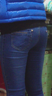 买化妆品的翘臀牛仔