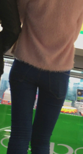 买手机的紧牛美女