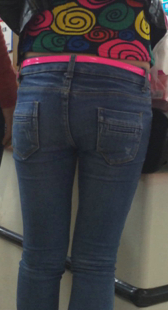 商场翘臀紧身蓝牛少妇