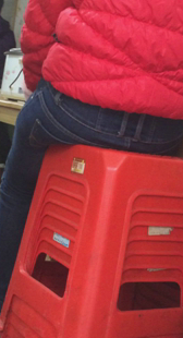 紧牛小妹坐姿如何