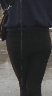 等车黑紧包臀少妇