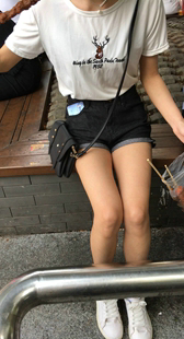 紧身黑短裤长腿小妹