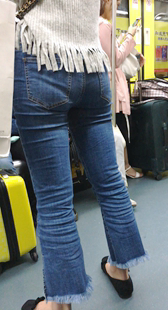 紧身牛仔裤翘臀美眉