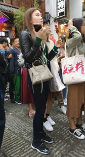 紧翘丰臀牛仔裤黄色长发美女