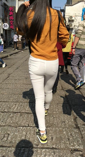 圆润饱满翘臀白裤美眉