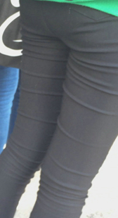 街拍翘臀打底裤小妹