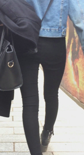 打底裤和超短裙两少妇