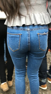 蓝色牛仔裤圆润翘臀美眉