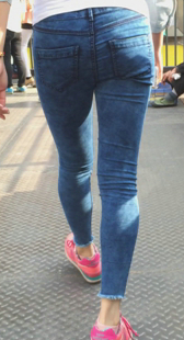 翘臀紧身蓝牛小妹