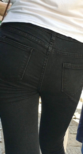 街拍黑紧牛仔裤子宽臀少妇