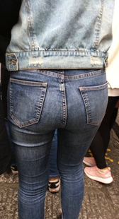 街拍深色牛仔裤圆润翘臀美眉