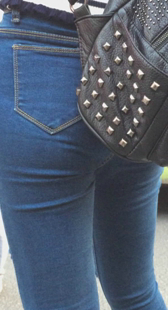 紧身蓝牛等公交