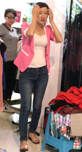 服装店蓝牛小胸器老板娘