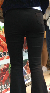 街拍黑色牛仔裤美眉