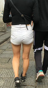 白色热裤翘臀妹子