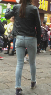 街拍圆臀紧身牛仔小妹
