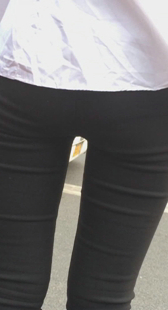 街拍打底黑裤少妇夹不紧