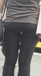 翘臀打底裤内痕明显