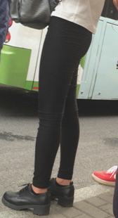 打底裤少妇等公交