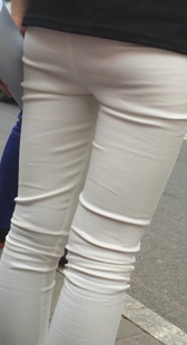 公交站包臀白裤